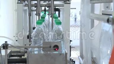 自动包装塑料瓶与薄膜在温度压力机。 进一步包装瓶子